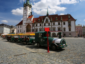 Kašny, kavárny a opět i turistický vláček