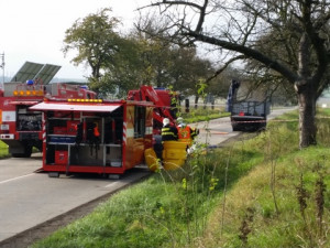 Z nákladního vozu uniklo na Prostějovsku několik litrů kyseliny