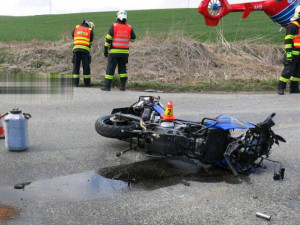 Řidič nezastavil na stopce, narazil do něj motorkář