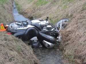 Zloděj ukradl motorku, nedojel ale daleko. Skončil v příkopu