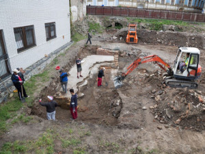 Archeologové započali výzkum v proluce vedle Muzea Umění