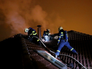 Požár zničil střechu rodinného domu v Neředíně, majitel se zranil