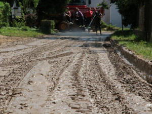 Po silné noční bouřce se lidé nemohli dostat kvůli bahnu ze svých domovů