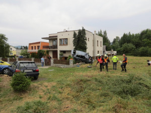 Mladík se v autě dokutálel až do zahrady rodinného domu