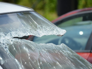 Na obchvatu se převrátilo auto na střechu, řidiči musí počítat se zdržením