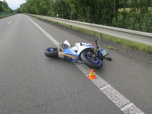 Na R35 se srazil motorkář s autem, zraněním podlehl