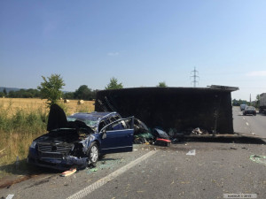 Na auto spadl z kamionu kontejner, řidič před jízdou pil