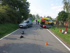 Řidička nedala přednost motorkáři na hlavní silnici, došlo ke střetu