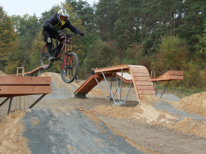 Olomouc má nový bikepark, vyřádí se jak začátečníci, tak zkušení mazáci