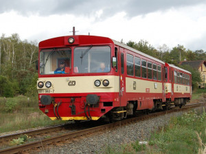 Žena se při vystupování z vlaku za něj zachytila šaty, vláčel ji stovky metrů