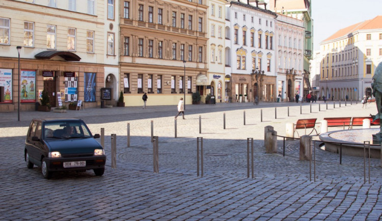 Navigační sloupky na Dolním náměstí slaví úspěch, objeví se i kolem radnice