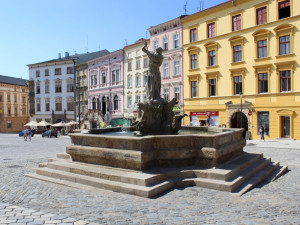 Opilý muž si pospal u Neptunovy kašny, přišel o věci za tisíce korun