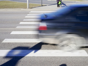 Auto srazilo na přechodu v Olomouci matku s dcerou