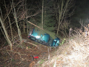 Řidička strhla řízení kvůli přebíhající zvěři, její auto se skutálelo ze strmého srázu