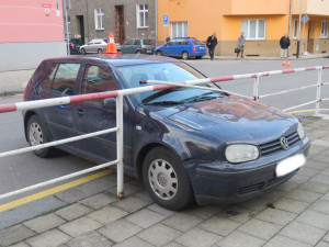 Při nehodě dvou aut skončilo jedno z nich zaklíněno v zábradlí u základní školy