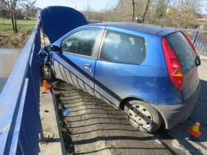 Namol opilý řidič nezvládl svoje auto, zastavil se o zábradlí mostu