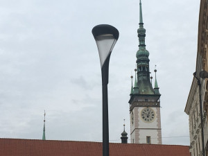 Město výměnou lamp na Horním náměstí porušilo autorská práva. Architektovi má zaplatit 100 tisíc