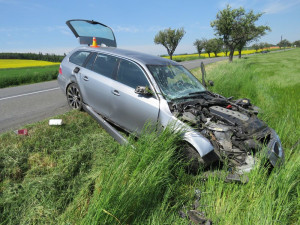 Řidič se vyhýbal přebíhající srně, se svým autem narazil do stromu