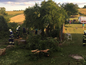 VIDEO: Dnešní bouřka opět zaměstnala hasiče, vyjížděli celkem k pěti případům