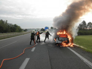 Auto, ve kterém jela rodící matka, náhle vzplálo