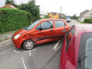 Postarší žena zavinila nehodu na křižovatce, nedala přednost v jízdě a řídila opilá