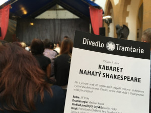 REPORT: Nahatý Shakespeare Divadla Tramtarie vyvolával na nádvoří radnice salvy smíchu