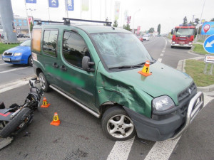 Nerespektováním dopravní značky způsobil řidič dodávky nehodu s motocyklem