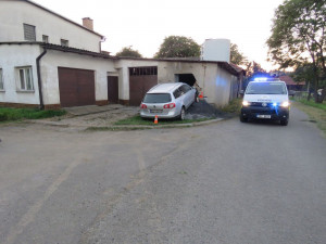 Řidič se se svým autem neudržel na silnici a skončil ve zdi garáže. Policie mu naměřila 4 promile