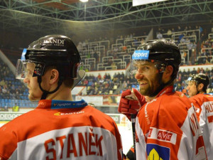 Nová sezóna pro Kohouty je za dveřmi. Na stadionu jsou nové sedačky, dresy jsou stejné jako loni