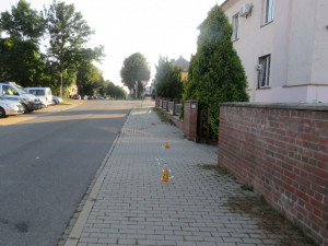 Policie se snaží objasnit nehodu sraženého cyklisty, který hned po nehodě ujel. Hledá jeho nebo případné svědky