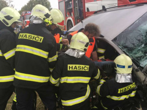 Muž narazil z neznámých důvodů do stromu na cestě z Chválkovic na Svatý Kopeček, nyní je v umělém spánku