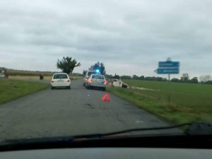 Při dopravní nehodě u Štarnova spadla na auto kaplička