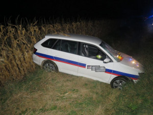 Muž řídil pod vlivem alkoholu, vjel do protisměru a skončil v kukuřičném poli