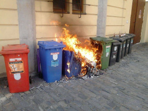 V sousedních vesnicích, Horce nad Moravou a Skrbeni, přes noc hořely kontejnery na odpad