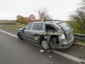 Řidič chtěl najet dálnici, bokem svého auta se střetl s projíždějícím náklaďákem