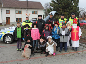 Děti převlečené za Mikuláše, anděly a čerty kontrolovaly společně s policisty řidiče