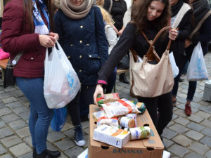 Luštěninová sbírka měla úspěch, vybralo se přes půl tuny potravin. O polovinu více, než loni