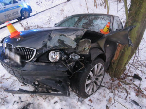 Mezi Véskou a Dolany ošklivě havarovalo auto s řidičem a dítětem. Muž byl opilý