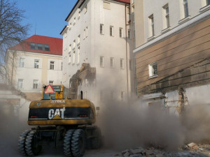 Nízkopodlažní budova Hálkovy školy jde k zemi,  na jejím místě budou nové učebny a jídelna