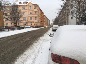 Na silnicích leží nový sníh. S opatrností je vše sjízdné