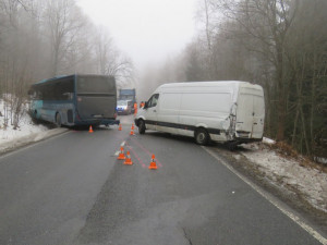 Autobus při jízdě z kopce narazil do dodávky, pak skončil v příkopu