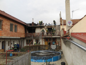 FOTO: V Čechách pod Kosířem hořel rodinný dům, dva lidé se při požáru zranili