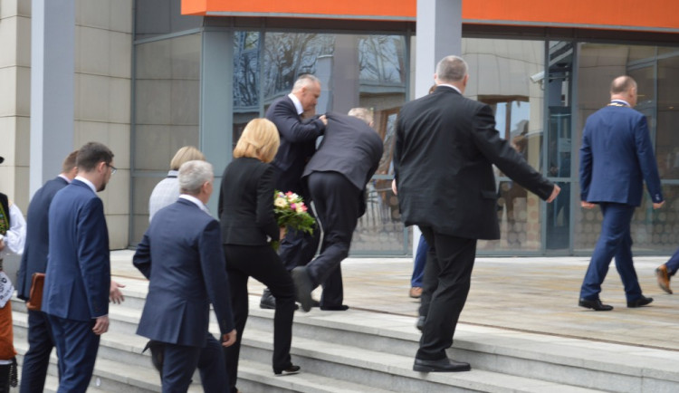 FOTO: Miloš Zeman přijel do Olomouce. Na schodech úřadu málem upadl, přišel na chvíli o botu