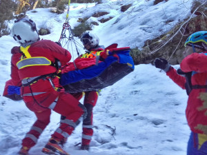 Žena při túře uklouzla, spadla ze srázu do údolí Bílé Opavy a poranila si páteř. Šla v nevhodné obuvi