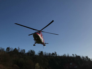 Řidič narazil do stromu nedaleko Konice. S mnohačetnými zraněními byl převezen do nemocnice