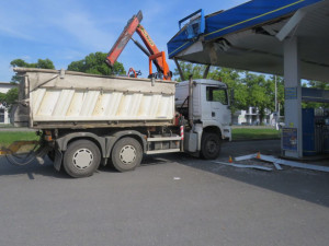 Řidič náklaďáku hydraulickým ramenem poškodil benzínku, špatně odhadl výšku střechy