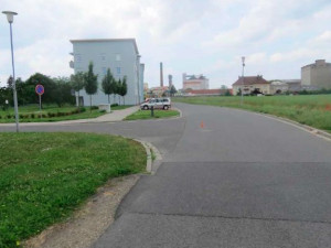 Řidička se svým autem srazila cyklistku a z místa nehody ujela. Policie hledá svědky nehody