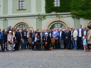 FOTO: Rektor UP Miller a bývalý rektor Jařab slavnostně odhalili ve zbrojnici Lavičku Václava Havla