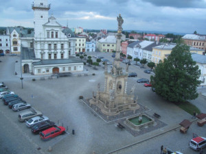 FOTO: Opilec vylezl na samotnou spičku morového sloupu v Uničově. Dolů mu museli pomoci hasiči