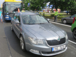 Linkový autobus nedobrzdil a narazil do osobního auta. Při nehodě se zranil cestující